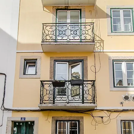 Unique And Stylish Flat In Historic Апартаменты Лиссабон